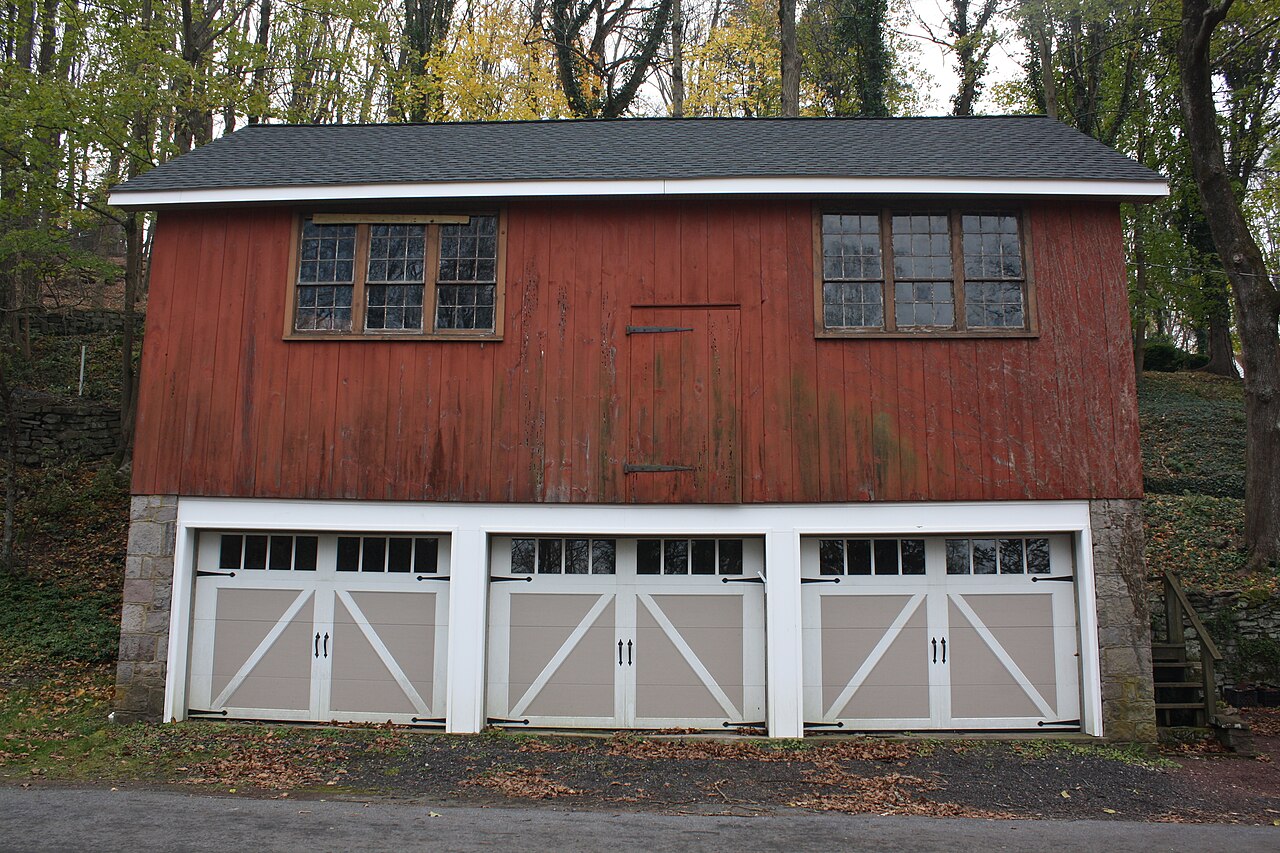 Stone bank barn in the Cuttalossa Valley Historic District